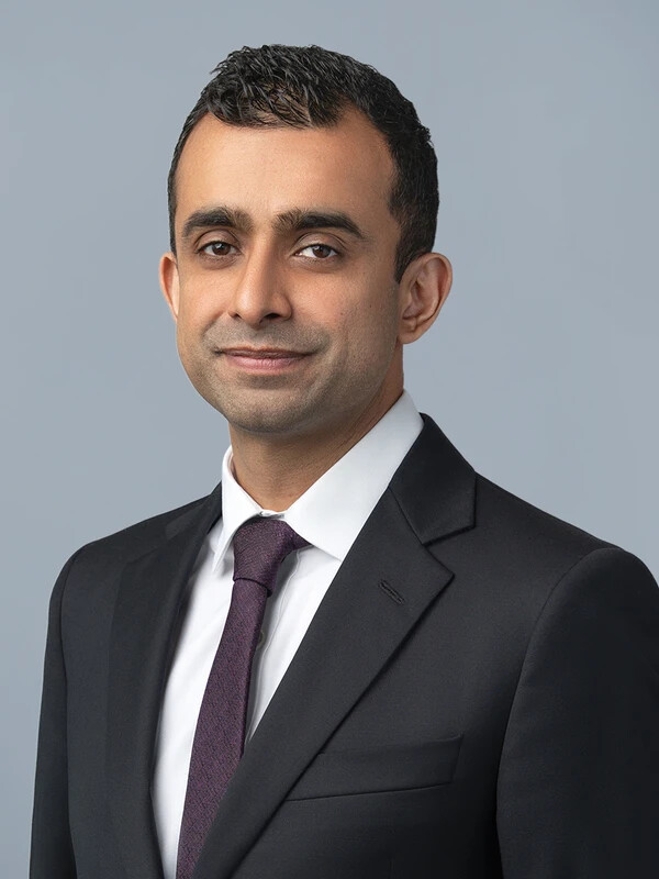 Zeeshan Mahmood headshot