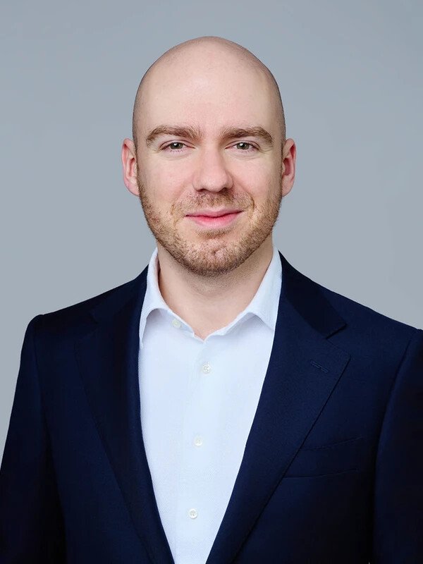 Steven Dueck headshot