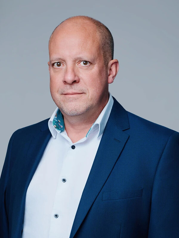 steve routledge headshot