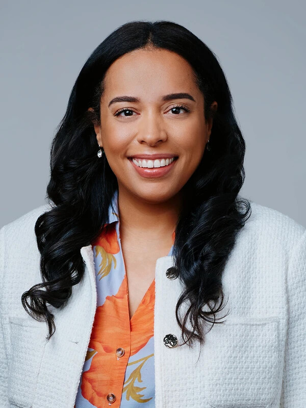 vanessa naughton headshot